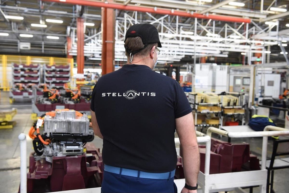Employee working on an electric engine assembly line at a Stellantis plant