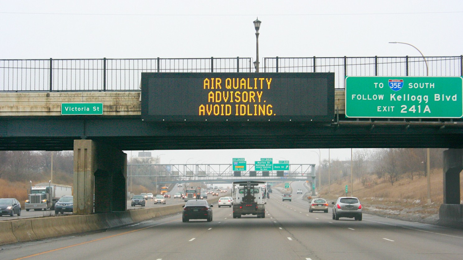 An overhead freeway message warns drivers of poor air quality in St. Paul, Minnesota