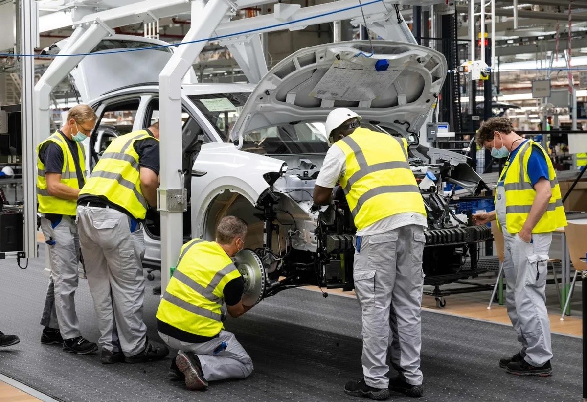 Employees working on the Volkswagen ID.4 electric car assembly line